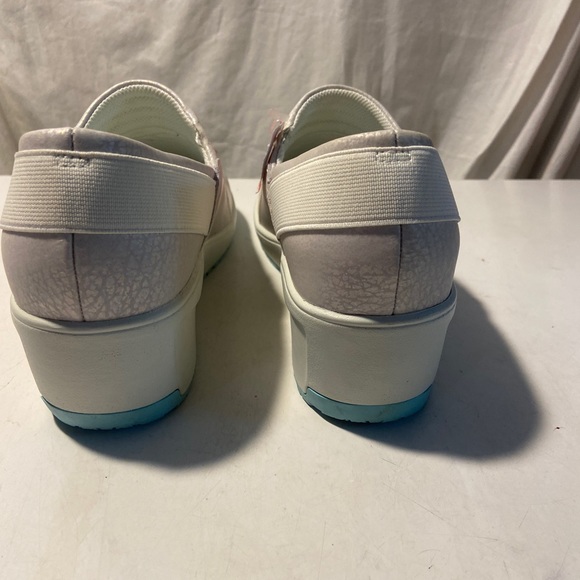 Infinity by Cherokee taupe metallic  color work clogs size 9 NWT - Picture 3 of 7